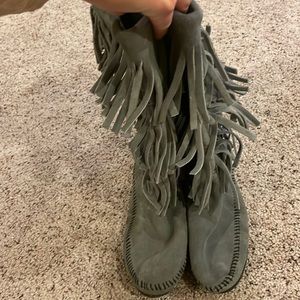 Womens Grey Suede Minnetonka Fringe Boots Size 8 EUC